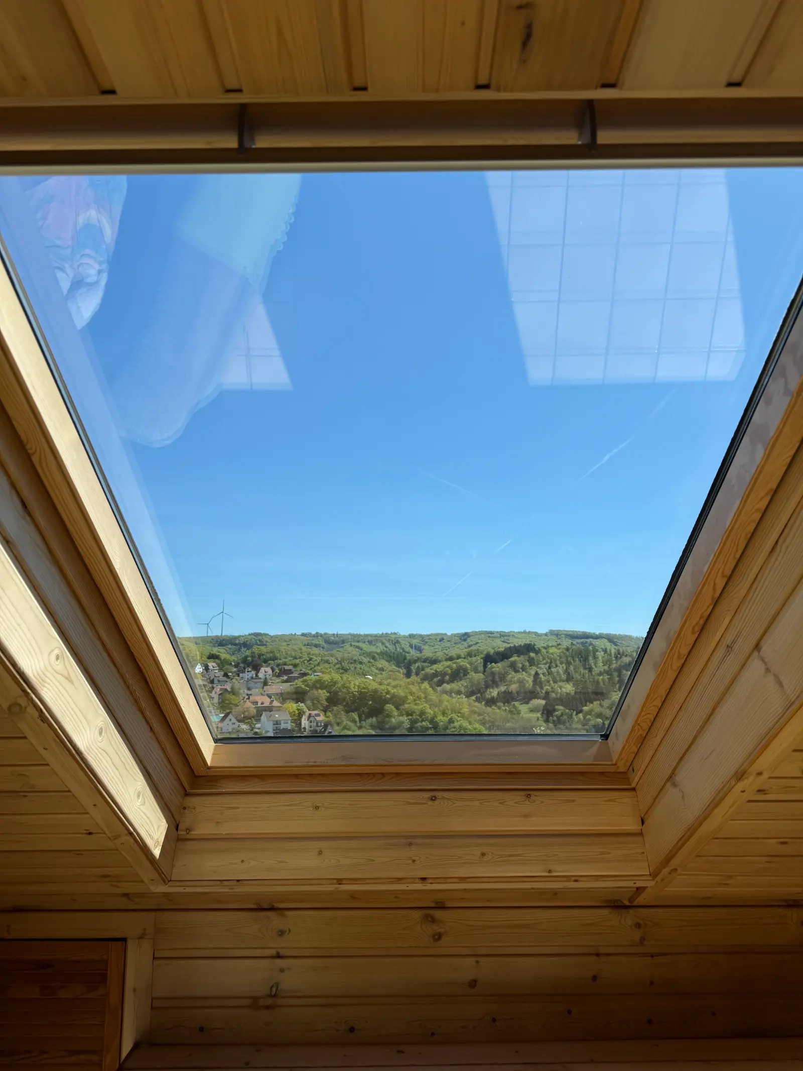 Panoramablick durch gereinigtes Dachfenster