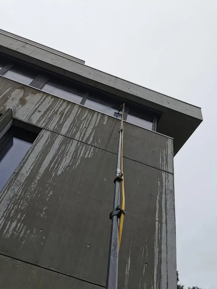 Glasreinigung an Gewerbebau mit Teleskopstange in Hagen
