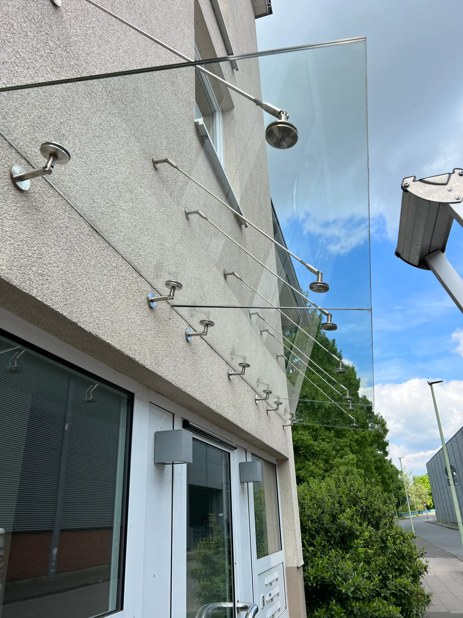 Gereinigtes Glasvordach am Gewerbegebäude nach der professionellen Reinigung