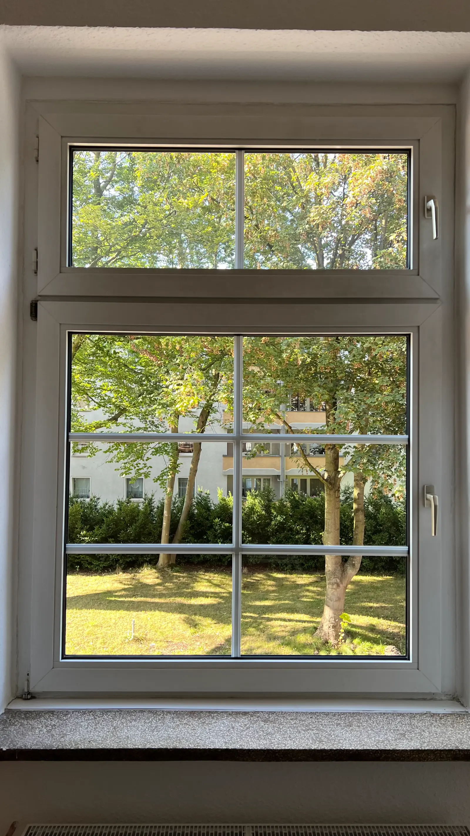 Gereinigte Sprossenfenster am Wohngebäude nach der Glasreinigung