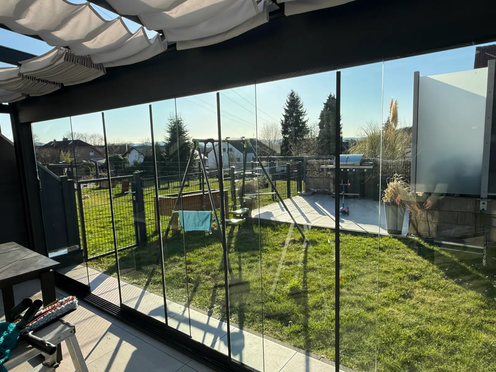 Gereinigte Terrassenglasfront am Wohngebäude nach der Glasreinigung