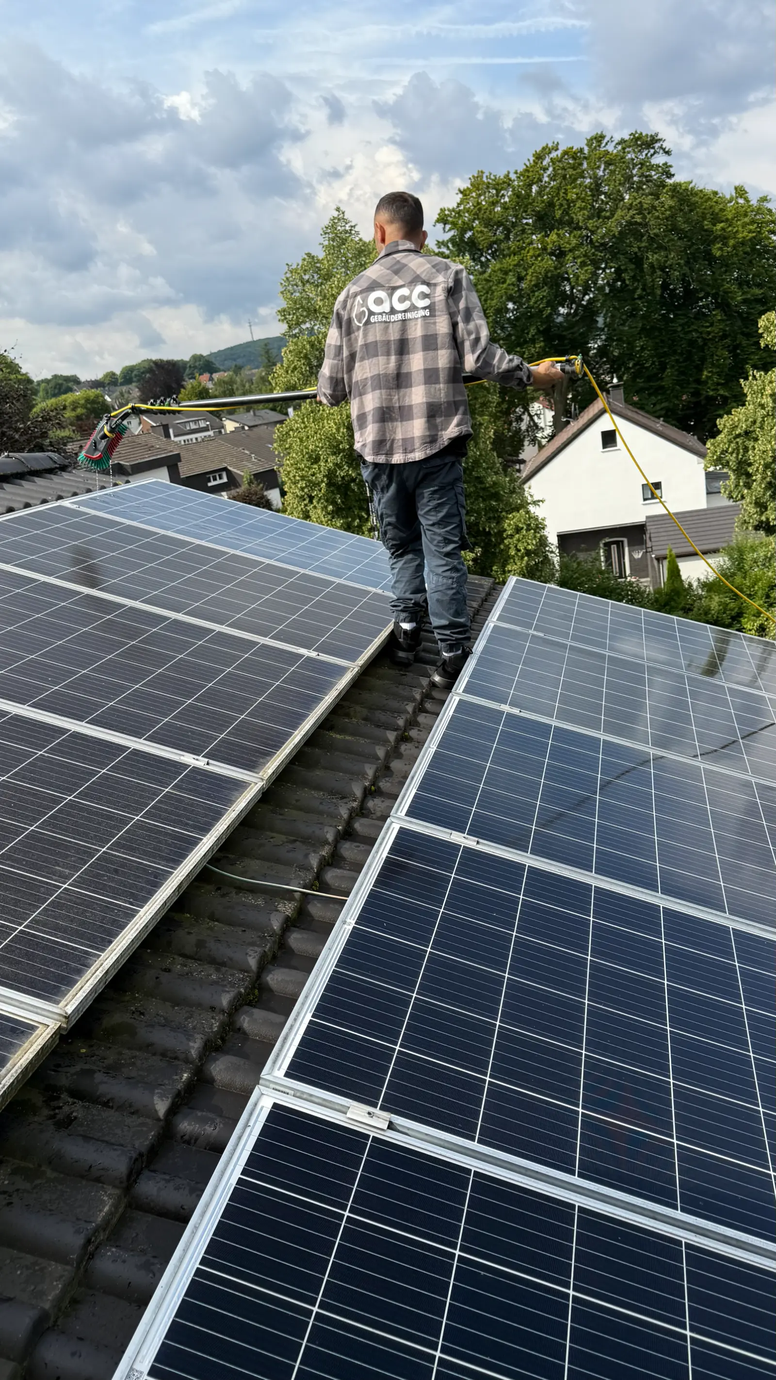 Photovoltaikreinigung auf Hausdach mit Teleskopbürste in Hagen